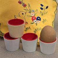 creme-hvide-rillede-plastik-aeggebaegre-roede-indeni-vintage-aeggeholdere